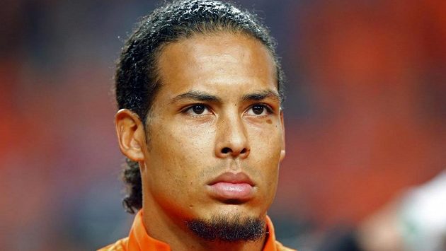 Nizozemský obránce Virgil van Dijk má namířeno ze Southamptonu do Liverpoolu. Nizozemský obránce Virgil van Dijk má namířeno ze Southamptonu do Liverpoolu.