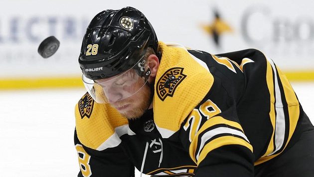 Ondřej Kaše v dresu Bostonu během utkání s Dallasem. Ondřej Kaše v dresu Bostonu během utkání s Dallasem.