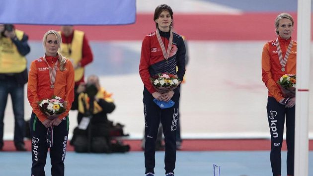 MArtina Sáblíková na nejvyšším stupínku při medailovém ceremoniálu na MS po závodě na 5 km. Vlevo broznová Irene Schoutenenová, vpravo stříbrná Carien Kleibeukerová. MArtina Sáblíková na nejvyšším stupínku při medailovém ceremoniálu na MS po závodě na 5 km. Vlevo broznová Irene Schoutenenová, vpravo stříbrná Carien Kleibeukerová.