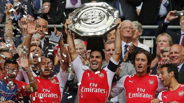 Fotbalisté Arsenalu (zprava) Santi Cazorla, Tomáš Rosický, Mikel Arteta a Alex Oxlade-Chamberlain se radují ze zisku Superpoháru. Fotbalisté Arsenalu (zprava) Santi Cazorla, Tomáš Rosický, Mikel Arteta a Alex Oxlade-Chamberlain se radují ze zisku Superpoháru.
