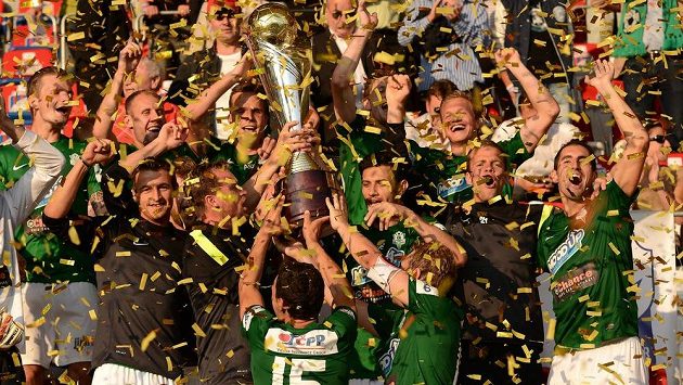 Fotbalisté Jablonce se radují ze zisku Superpoháru. Fotbalisté Jablonce se radují ze zisku Superpoháru.