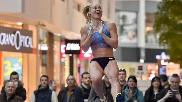 Vítězka atletického halového mítinku ve skoku o tyči Zimní Pražské tyčky Jiřina Ptáčníková. Vítězka atletického halového mítinku ve skoku o tyči Zimní Pražské tyčky Jiřina Ptáčníková.