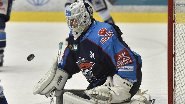Chomutovský brankář Dominik Pavlát v utkání s Plzní. Chomutovský brankář Dominik Pavlát v utkání s Plzní.