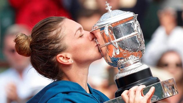 Má ji. Simona Halepová s trofejí pro vítězku Roland Garros. Má ji. Simona Halepová s trofejí pro vítězku Roland Garros.