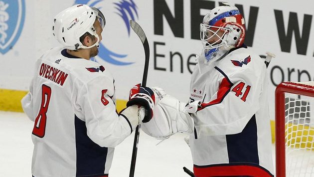 Ruská hvězda Alexander Ovečkin gratuluje po zápase golmanovi Vaněčkovi k jeho první výhře při prvním startu v NHL. Ruská hvězda Alexander Ovečkin gratuluje po zápase golmanovi Vaněčkovi k jeho první výhře při prvním startu v NHL.