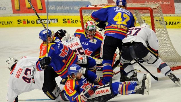 Závar Pirátů před brankou budějovického gólmana Davida Gáby. Závar Pirátů před brankou budějovického gólmana Davida Gáby.