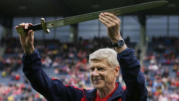 Bez posil, ale s mečem...Tak vyráží kouč Arsenalu Arséne Wenger do nového ročníku Premier League. Bez posil, ale s mečem...Tak vyráží kouč Arsenalu Arséne Wenger do nového ročníku Premier League.