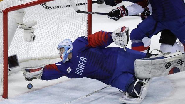 Korejský gólman Matt Dalton se vrhá po puku, který na jeho branku vyslal Švýcar Bois Felicien Du v utkání olympijského turnaje. Korejský gólman Matt Dalton se vrhá po puku, který na jeho branku vyslal Švýcar Bois Felicien Du v utkání olympijského turnaje.