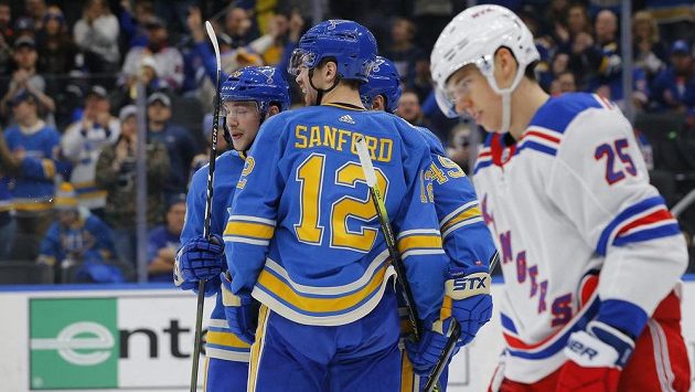 Obránce New Yorku Rangers Libor Hájek (vpravo) v duelu proti St. Louis. Obránce New Yorku Rangers Libor Hájek (vpravo) v duelu proti St. Louis.