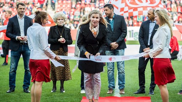 Ministryně školství Kateřina Valachová během slavnostního převzetí stadiónu v rámci utkání 26. kola ePojištění ligy Slavie s Jabloncem. Ministryně školství Kateřina Valachová během slavnostního převzetí stadiónu v rámci utkání 26. kola ePojištění ligy Slavie s Jabloncem.