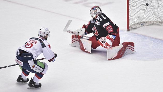 Druhý gól Pardubic. Zleva autor branky Radoslav Tybor z Pardubic a překonaný brankář Třince Petr Kváča. Druhý gól Pardubic. Zleva autor branky Radoslav Tybor z Pardubic a překonaný brankář Třince Petr Kváča.