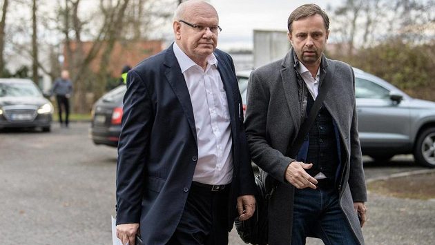 Místopředseda FAČR Zdeněk Zlámal (vlevo) a majitel Baníku Ostrava Václav Brabec během mimořádné Valné hromady FAČR. Místopředseda FAČR Zdeněk Zlámal (vlevo) a majitel Baníku Ostrava Václav Brabec během mimořádné Valné hromady FAČR.