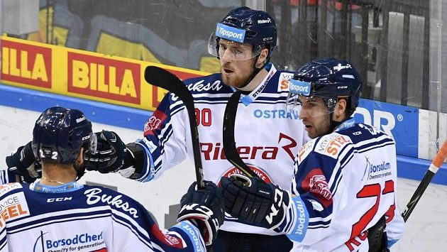 Jakub Lev z Vítkovic (uprostřed) přijímá gratulaci ke gólu od spoluhráčů Karola Slobody (vlevo) a Ondřeje Romana při úterním utkání se Spartou. Jakub Lev z Vítkovic (uprostřed) přijímá gratulaci ke gólu od spoluhráčů Karola Slobody (vlevo) a Ondřeje Romana při úterním utkání se Spartou.