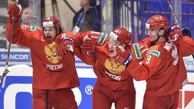 Ruští hokejisté (zleva) Alexandr Romanov, Vasilij Podkolzin a Ivan Morozov se radují z vítězství v semifinále nad Švédy Ruští hokejisté (zleva) Alexandr Romanov, Vasilij Podkolzin a Ivan Morozov se radují z vítězství v semifinále nad Švédy