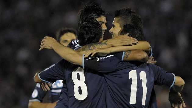 Fotbalisté Argentiny se radují ze vstřelení gólu proti Uruguayi. Fotbalisté Argentiny se radují ze vstřelení gólu proti Uruguayi.
