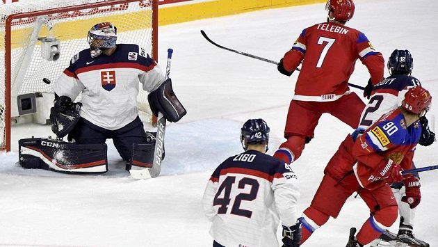Slovenský brankář Julius Hudáček se jen otáčí za pukem. Kapituloval. Slovenský brankář Julius Hudáček se jen otáčí za pukem. Kapituloval.