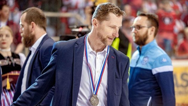Trenér Antonín Stavjaňa se stříbrnou medailí, kterou v úterý získal s Nitrou ve slovenské nejvyšší soutěži. Nyní se vrací do Zlína. Trenér Antonín Stavjaňa se stříbrnou medailí, kterou v úterý získal s Nitrou ve slovenské nejvyšší soutěži. Nyní se vrací do Zlína.