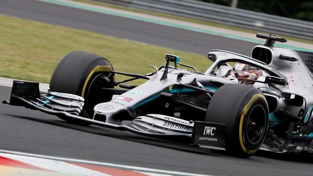 Brit Lewis Hamilton při tréninku na Hungaroringu. Brit Lewis Hamilton při tréninku na Hungaroringu.