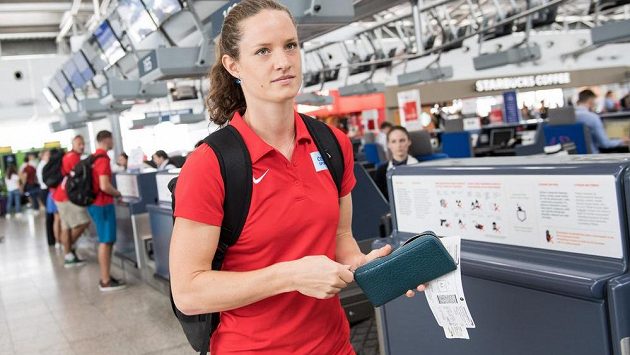 Kateřina Cachová během odletu atletické výpravy na MS do Londýna. Kateřina Cachová během odletu atletické výpravy na MS do Londýna.