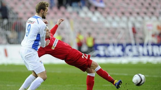 Útočník Baníku Dávid Škutka a obránce Zbrojovky Aleš Schuster. Útočník Baníku Dávid Škutka a obránce Zbrojovky Aleš Schuster.