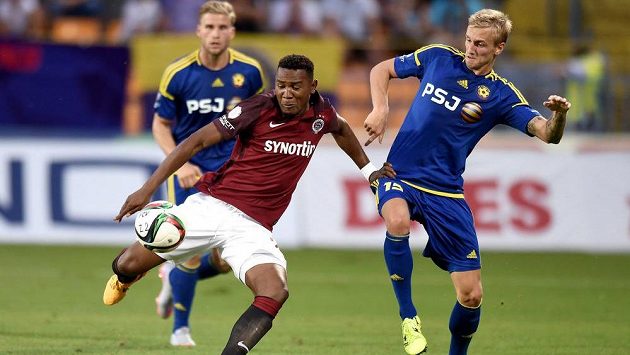 Franci Litsingi ze Sparty (vpředu) pálí, jeho střelu se snaží zblokovat jihlavský obránce Lukáš Křištůfek. Franci Litsingi ze Sparty (vpředu) pálí, jeho střelu se snaží zblokovat jihlavský obránce Lukáš Křištůfek.