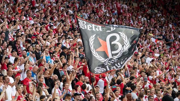 Fanoušci Slavie při ligovém utkání s Karvinou. Fanoušci Slavie při ligovém utkání s Karvinou.