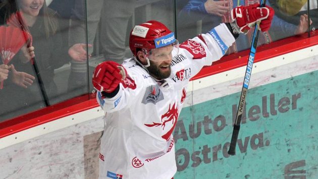 Třinecký hokejista Martin Růžička se raduje, právě vstřelil ve finále gól Liberci. Třinecký hokejista Martin Růžička se raduje, právě vstřelil ve finále gól Liberci.