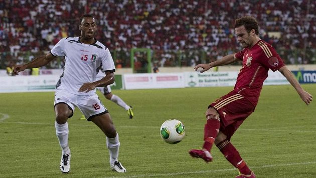 Španělský fotbalista Juan Mata (vpravo) drží míč. Brání ho Carlos Akapo z Rovníkové Guinei. Španělský fotbalista Juan Mata (vpravo) drží míč. Brání ho Carlos Akapo z Rovníkové Guinei.