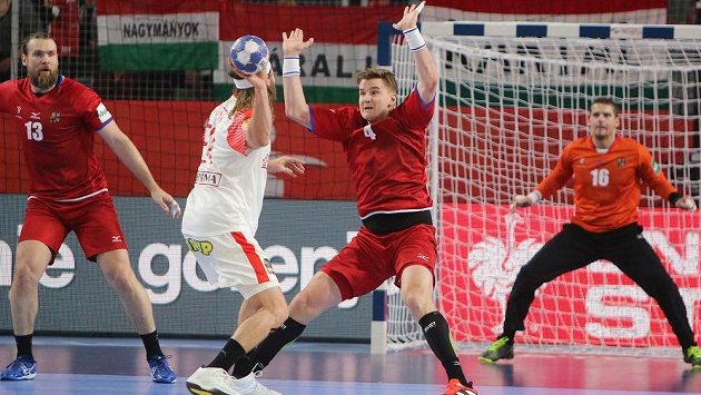 Vpravo dánskou akci brání Jan Landa, vlevo je Pavel Horák a v brance Martin Galia. Vpravo dánskou akci brání Jan Landa, vlevo je Pavel Horák a v brance Martin Galia.