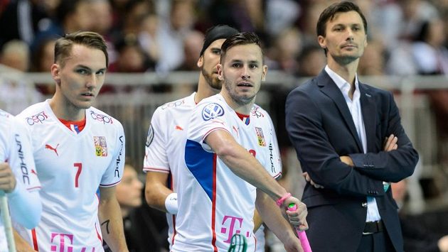 Čeětí florbalisté (zleva) Milan Tomašík, Tomáš Sladký, Martin Tokoš a trenér Radim Cepek už vyhlížejí souboj se Švédskem. Čeětí florbalisté (zleva) Milan Tomašík, Tomáš Sladký, Martin Tokoš a trenér Radim Cepek už vyhlížejí souboj se Švédskem.