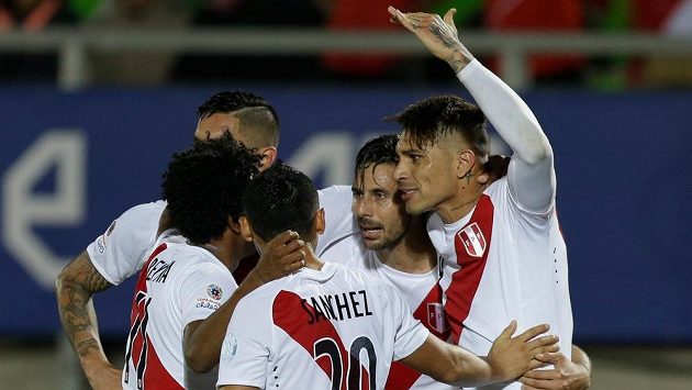 Peruánec Claudio Pizarro (druhý zprava) se raduje se spoluhráči z gólu proti Venezuele na fotbalovém mistrovství jižní Ameriky. Peruánec Claudio Pizarro (druhý zprava) se raduje se spoluhráči z gólu proti Venezuele na fotbalovém mistrovství jižní Ameriky.