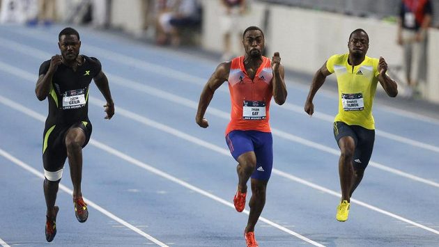 Tyson Gay (ve středu) si v americkém Des Moines běží pro vítězství. Vlevo s ním soupeří Justin Gatllin, vpravo Charles Silmon. Tyson Gay (ve středu) si v americkém Des Moines běží pro vítězství. Vlevo s ním soupeří Justin Gatllin, vpravo Charles Silmon.