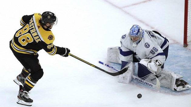 Český hokejista David Pastrňák při samostatných nájezdech v utkání s Tampou Bay Lightning neuspěl a Bruins zápas prohráli. Český hokejista David Pastrňák při samostatných nájezdech v utkání s Tampou Bay Lightning neuspěl a Bruins zápas prohráli.