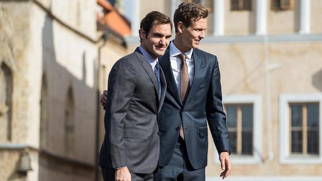 Tenisté Roger Federer a Tomáš Berdych na Staroměstském náměstí v Praze při únorové propagaci turnaje. Tenisté Roger Federer a Tomáš Berdych na Staroměstském náměstí v Praze při únorové propagaci turnaje.