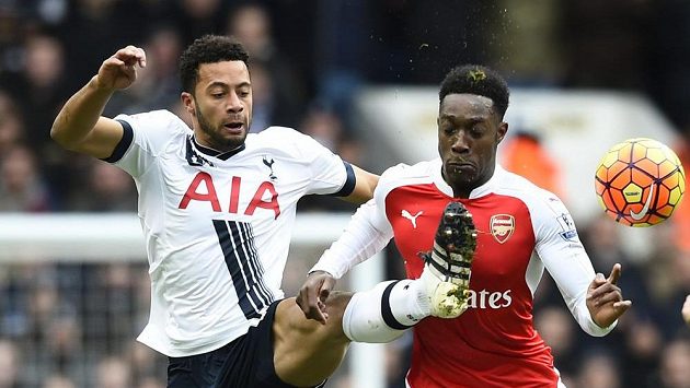 Danny Welbeck z Arsenalu (vpravo) and Mousa Dembele u Tottenhamu bojují o míč. Danny Welbeck z Arsenalu (vpravo) and Mousa Dembele u Tottenhamu bojují o míč.