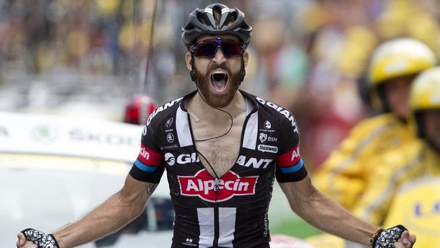 Německý cyklista Simon Geschke se raduje z triumfu v 17. etapě Tour de France. Německý cyklista Simon Geschke se raduje z triumfu v 17. etapě Tour de France.