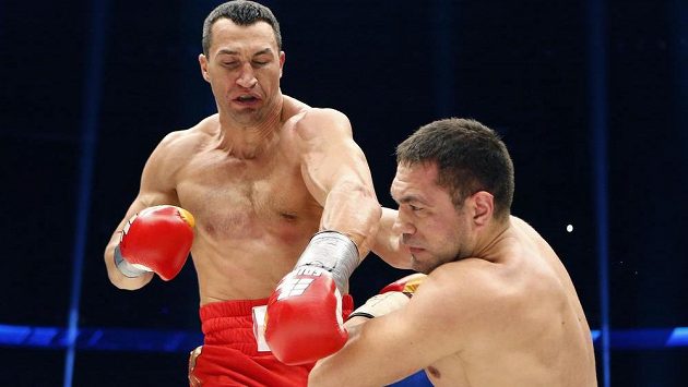 Kubrat Pulev padá v souboji s Vladimirem Kličkem. Kubrat Pulev padá v souboji s Vladimirem Kličkem.