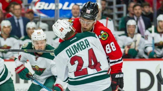 Matt Dumba z Minnesoty a jeho tvrdý hit na Patricka Kanea (88) z Chicaga. Matt Dumba z Minnesoty a jeho tvrdý hit na Patricka Kanea (88) z Chicaga.