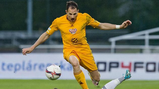Jakub Podaný z Dukly (nahoře) a Adam Jánoš z Mladé Boleslavi. Jakub Podaný z Dukly (nahoře) a Adam Jánoš z Mladé Boleslavi.