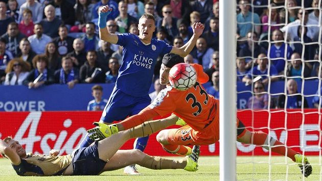 Jamie Vardy z Leicesteru překonává Petra Čecha v brance Arsenalu. Jamie Vardy z Leicesteru překonává Petra Čecha v brance Arsenalu.
