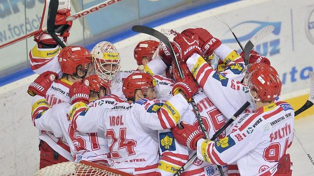 Hokejisté Třince se radují z postupu do finále. Hokejisté Třince se radují z postupu do finále.