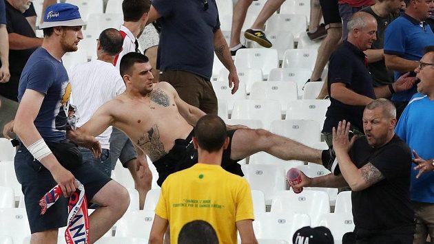Bitka anglických a ruských fanoušků na stadiónu Velodrome v Marseille. Bitka anglických a ruských fanoušků na stadiónu Velodrome v Marseille.