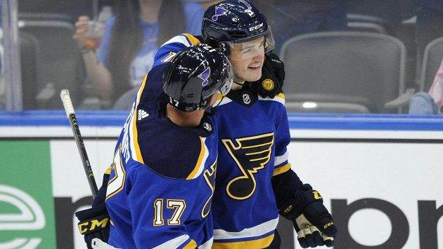 Jaden Schwartz (vlevo) ze St. Louis gratuluje Sammymu Blaisovi poté, co jeho spoluhráč ve třetí třetině vstřelil gól v utkání proti Columbusu. Jaden Schwartz (vlevo) ze St. Louis gratuluje Sammymu Blaisovi poté, co jeho spoluhráč ve třetí třetině vstřelil gól v utkání proti Columbusu.