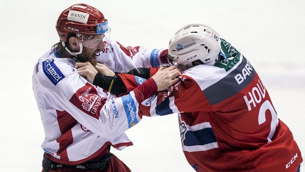 Zleva David Musil z Třince a Rhett Holland z Pardubic v pěstním souboji. Zleva David Musil z Třince a Rhett Holland z Pardubic v pěstním souboji.