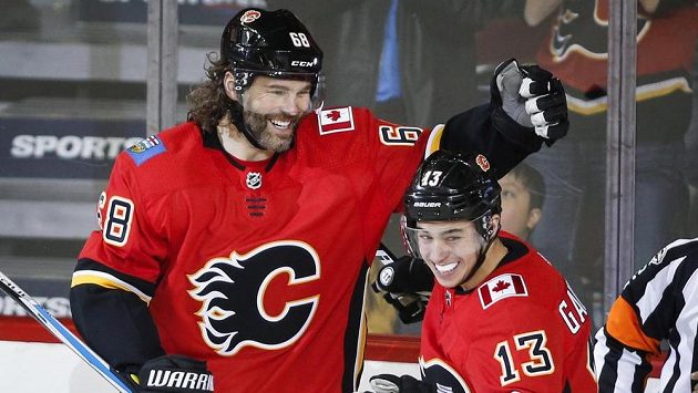 Jaromír Jágr (vlevo) a Johnny Gaudreau z Calgary při utkání s Detroitem. Jaromír Jágr (vlevo) a Johnny Gaudreau z Calgary při utkání s Detroitem.