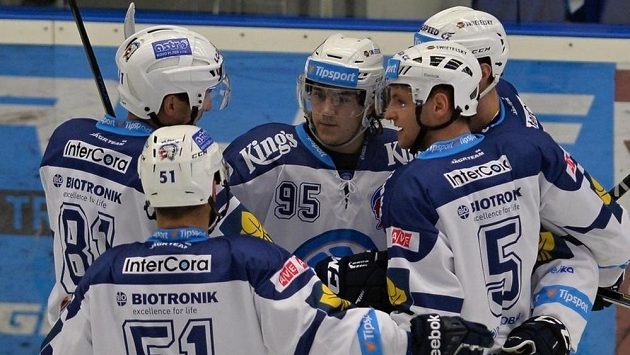 Hokejisté Plzně se radují z gólu proti Brnu v zápase 20. kola Tipsport extraligy. Hokejisté Plzně se radují z gólu proti Brnu v zápase 20. kola Tipsport extraligy.