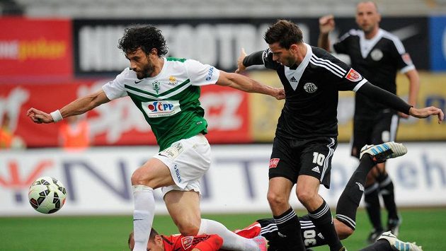 Daniel Silva Rossi (vlevo) z Jablonce a brankář Zdeněk Křížek a Michal Klesa (vpravo) z Českých Budějovic v utkání 8. kola Synot ligy. Daniel Silva Rossi (vlevo) z Jablonce a brankář Zdeněk Křížek a Michal Klesa (vpravo) z Českých Budějovic v utkání 8. kola Synot ligy.