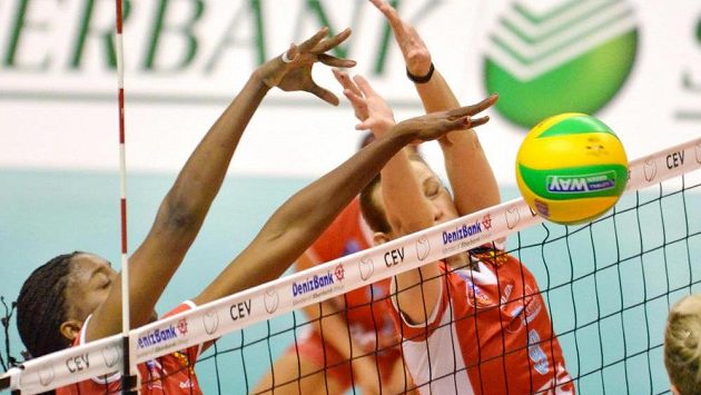 Volejbalistky Prostějova (zleva) Castaneda Simonová Liannesová a Sonja Borovinšeková. Volejbalistky Prostějova (zleva) Castaneda Simonová Liannesová a Sonja Borovinšeková.