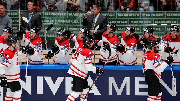 Kanadští hokejisté slaví jeden z gólů v utkání proti Slovensku. Kanadští hokejisté slaví jeden z gólů v utkání proti Slovensku.