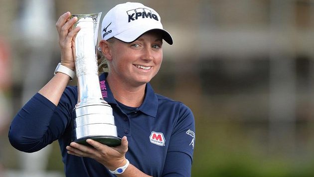 Američanka Stacy Lewisová s trofejí pro vítězku golfového British Open. Američanka Stacy Lewisová s trofejí pro vítězku golfového British Open.